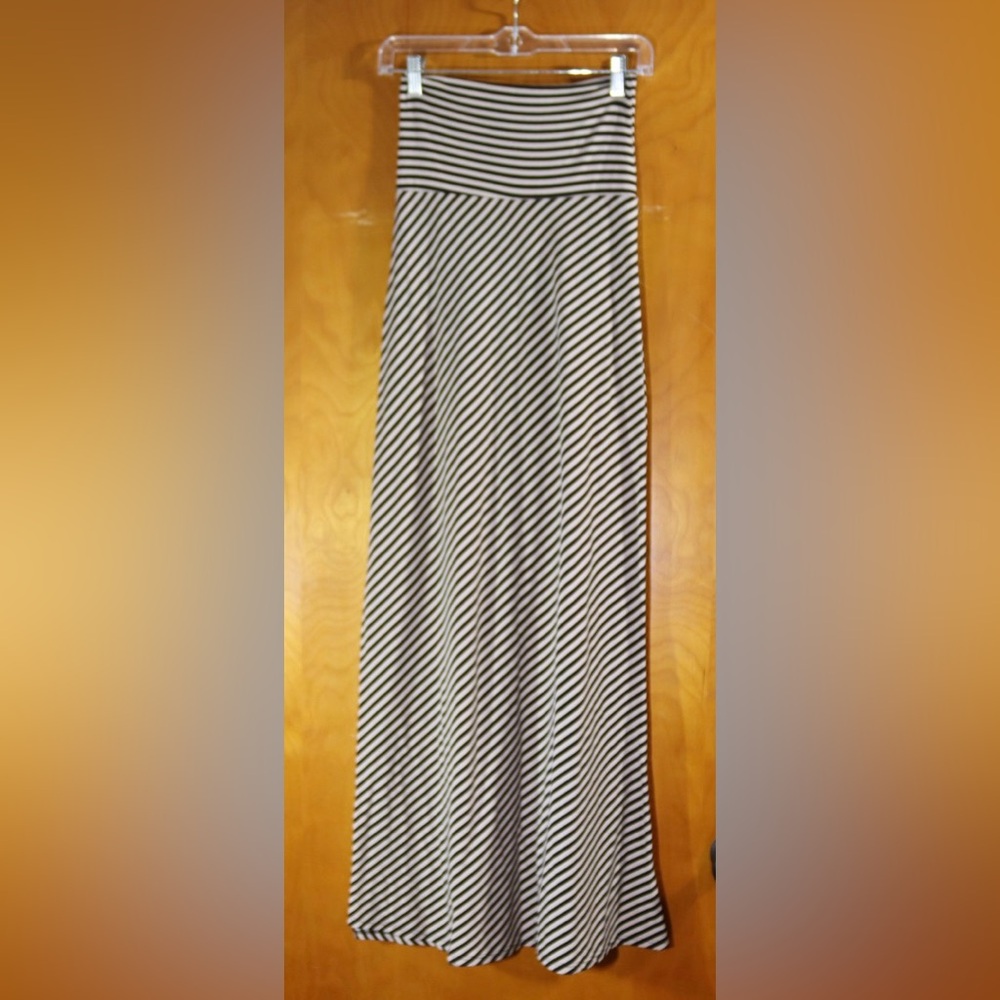 Lily Rose cram/black striped skirt, size small